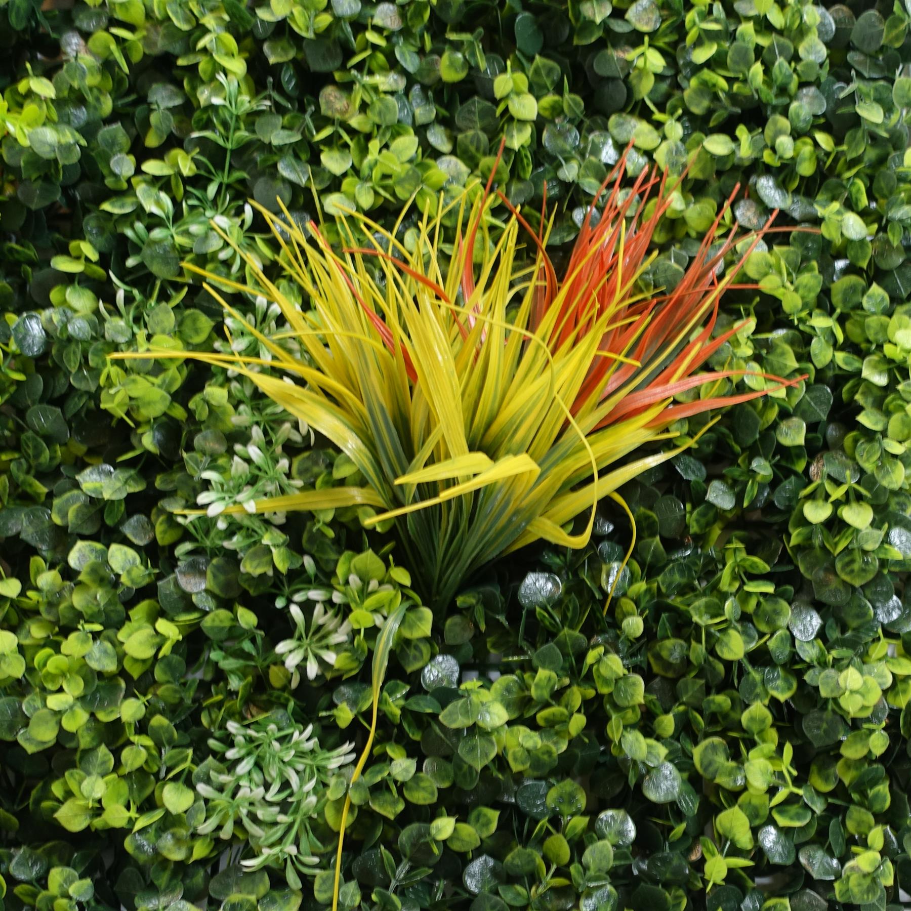 Panneau mural de 100 cm de feuillage vert artificiel mélangé avec fougères et accents d'herbe jaune