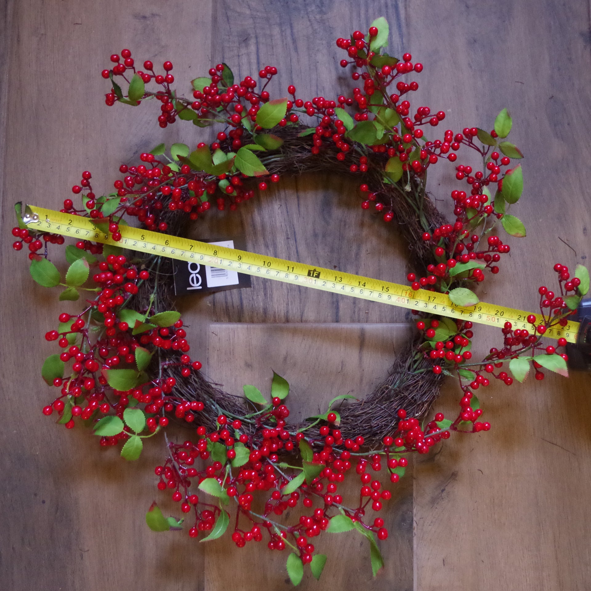 60cm Großer Luxus-Weihnachtskranz mit roten Beeren – Naturgetreuer künstlicher Kranz für die Floristik