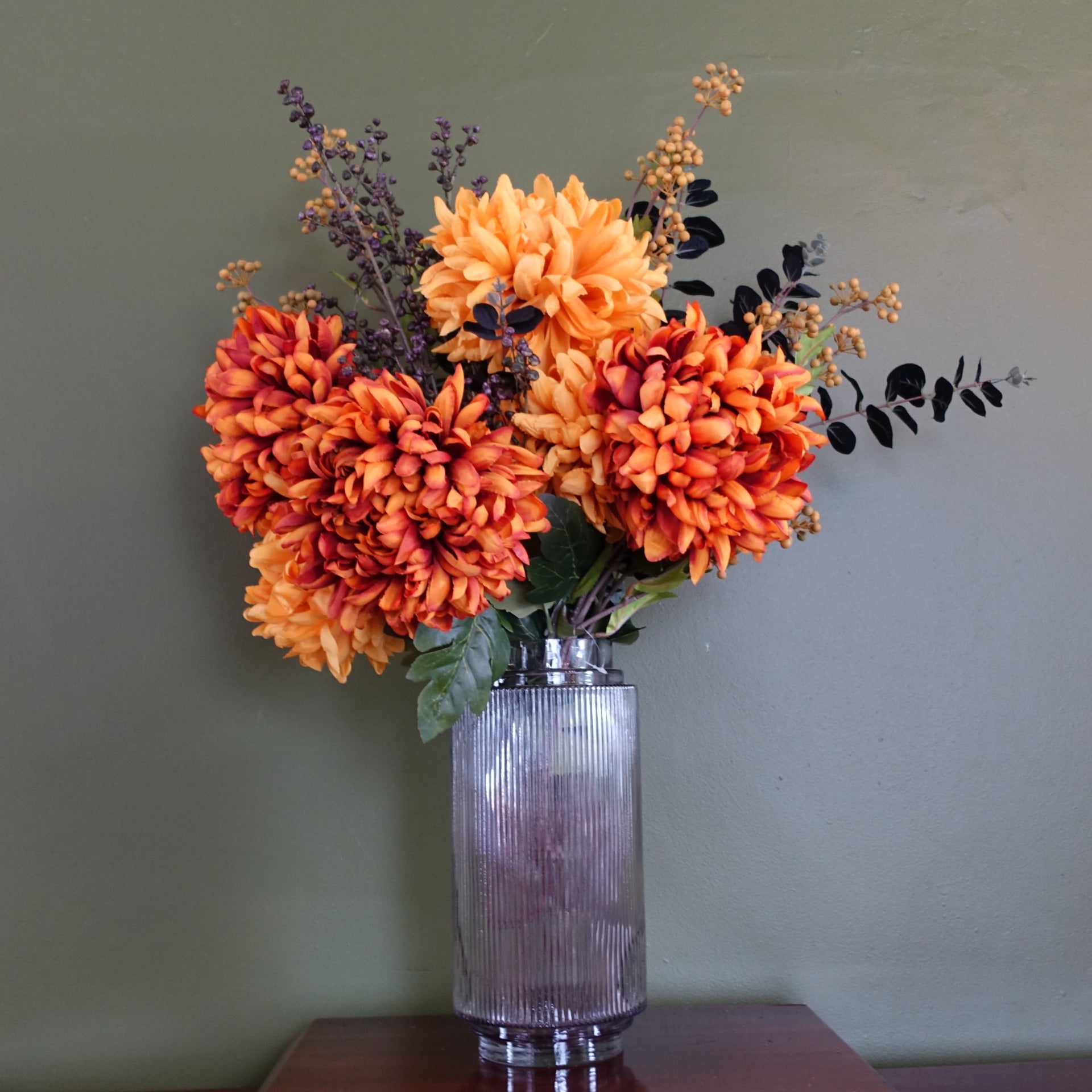 65cm künstliches orange-schwarzes Blumenarrangement Glasvase
