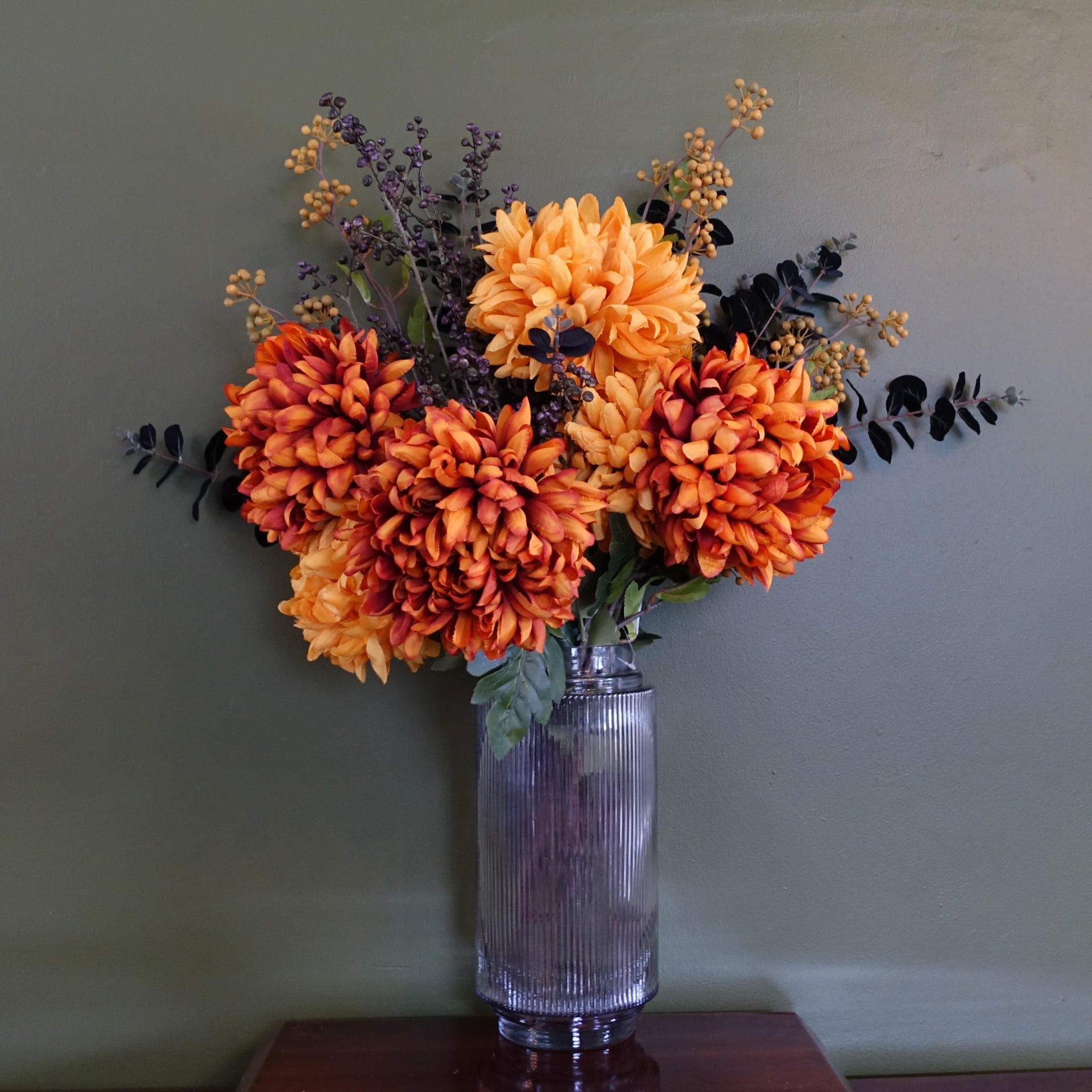 Vase en verre avec composition florale artificielle orange et noire de 65 cm