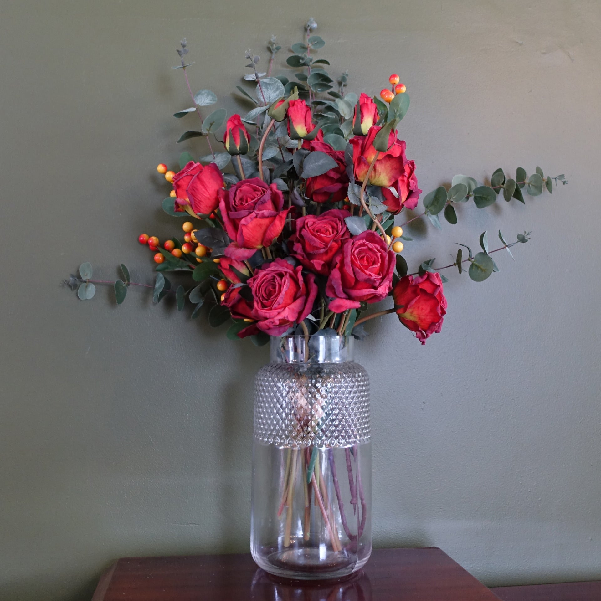 Vase diamant en verre avec rose rouge artificielle et eucalyptus de 60 cm