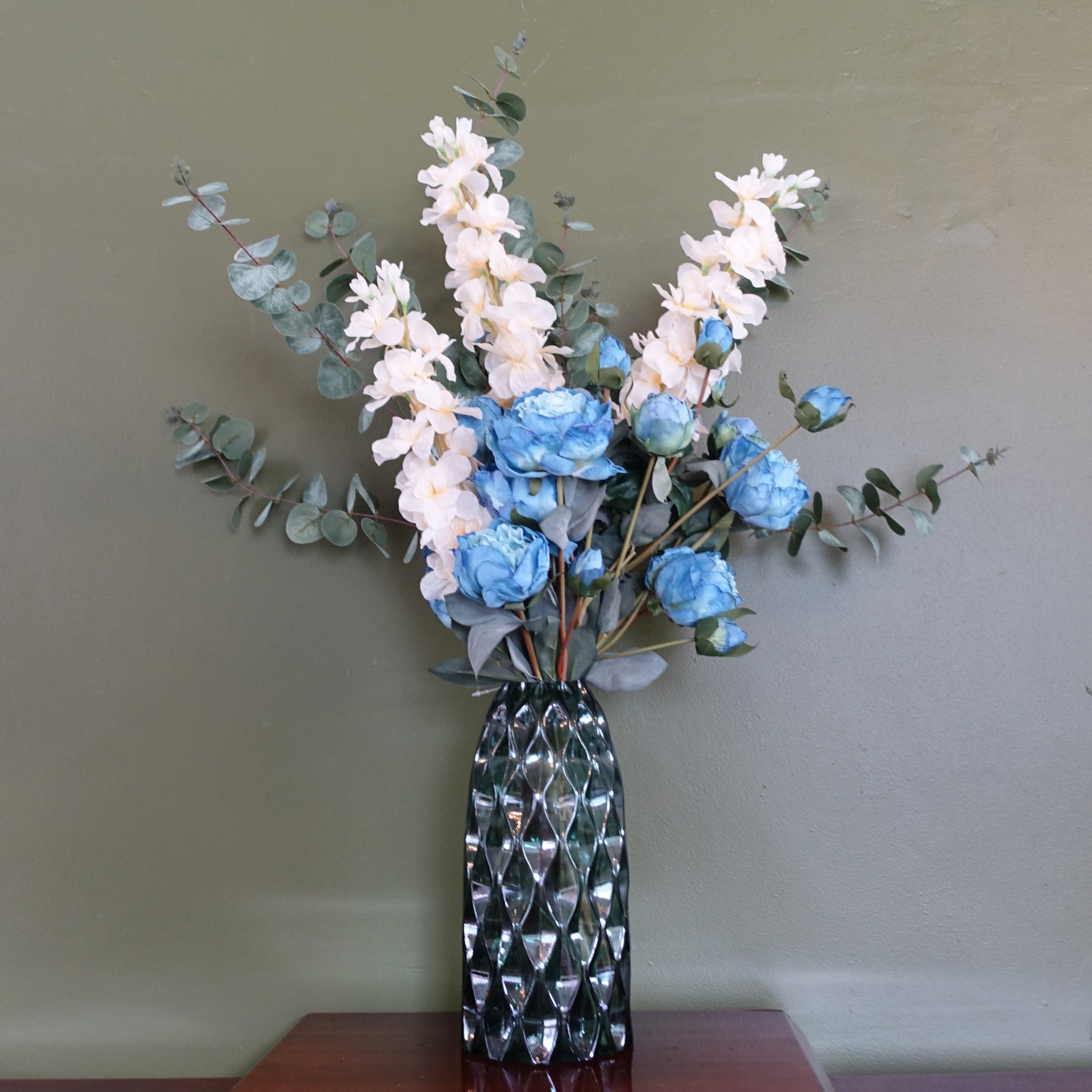 80 cm künstliche blaue Pfingstrose weißer Rittersporn Eukalyptus Glasvase