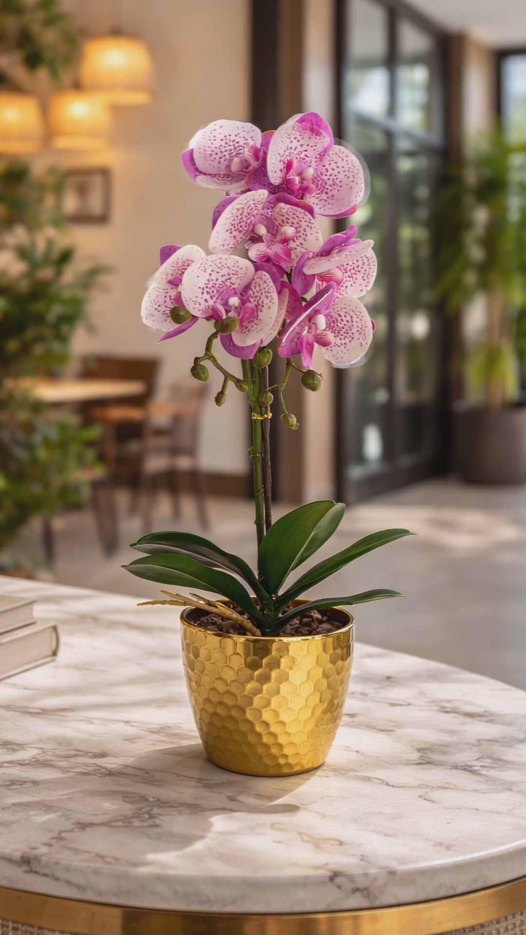 Video laden: 50cm künstliche Phalaenopsis Orchidee – Lila / Weiß – Goldener Topf